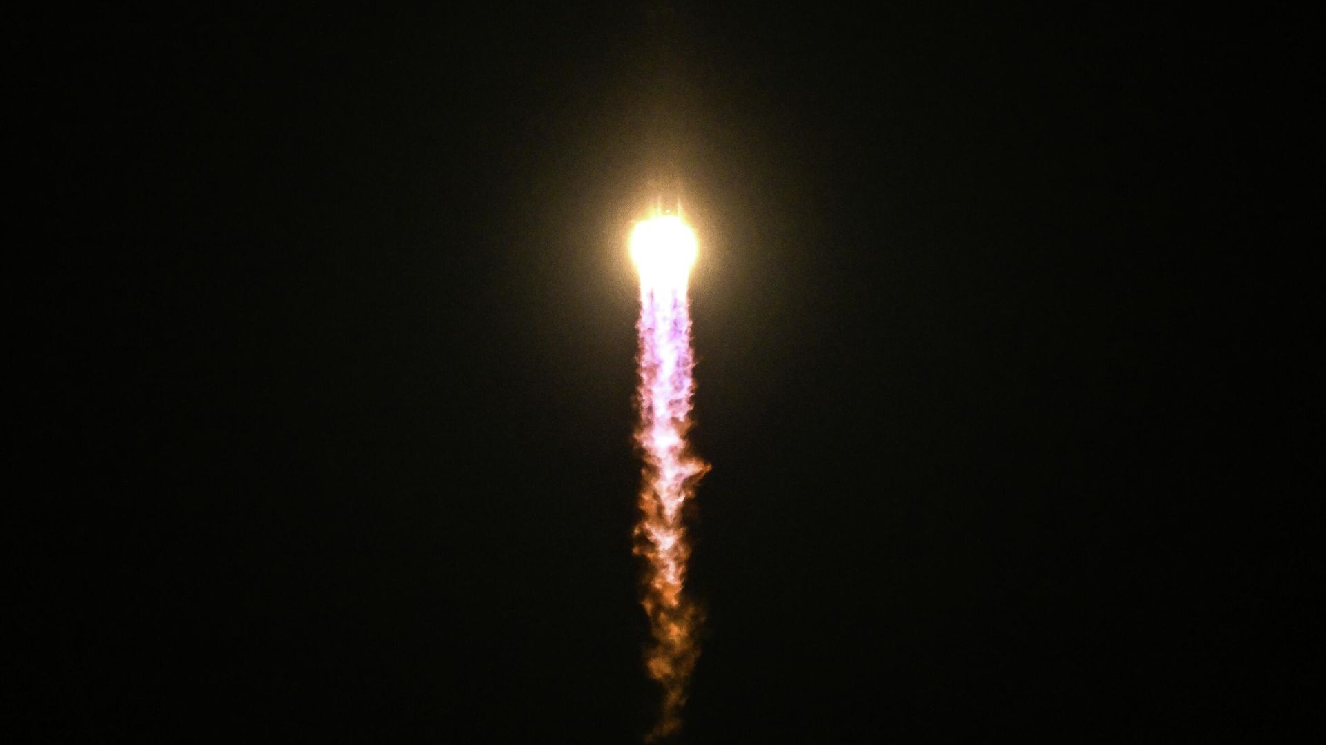 Запуск ракеты-носителя Союз-2.1б с двумя малыми спутниками дистанционного зондирования Земли Аист-2Т с космодрома Восточный - РИА Новости, 1920, 12.01.2026