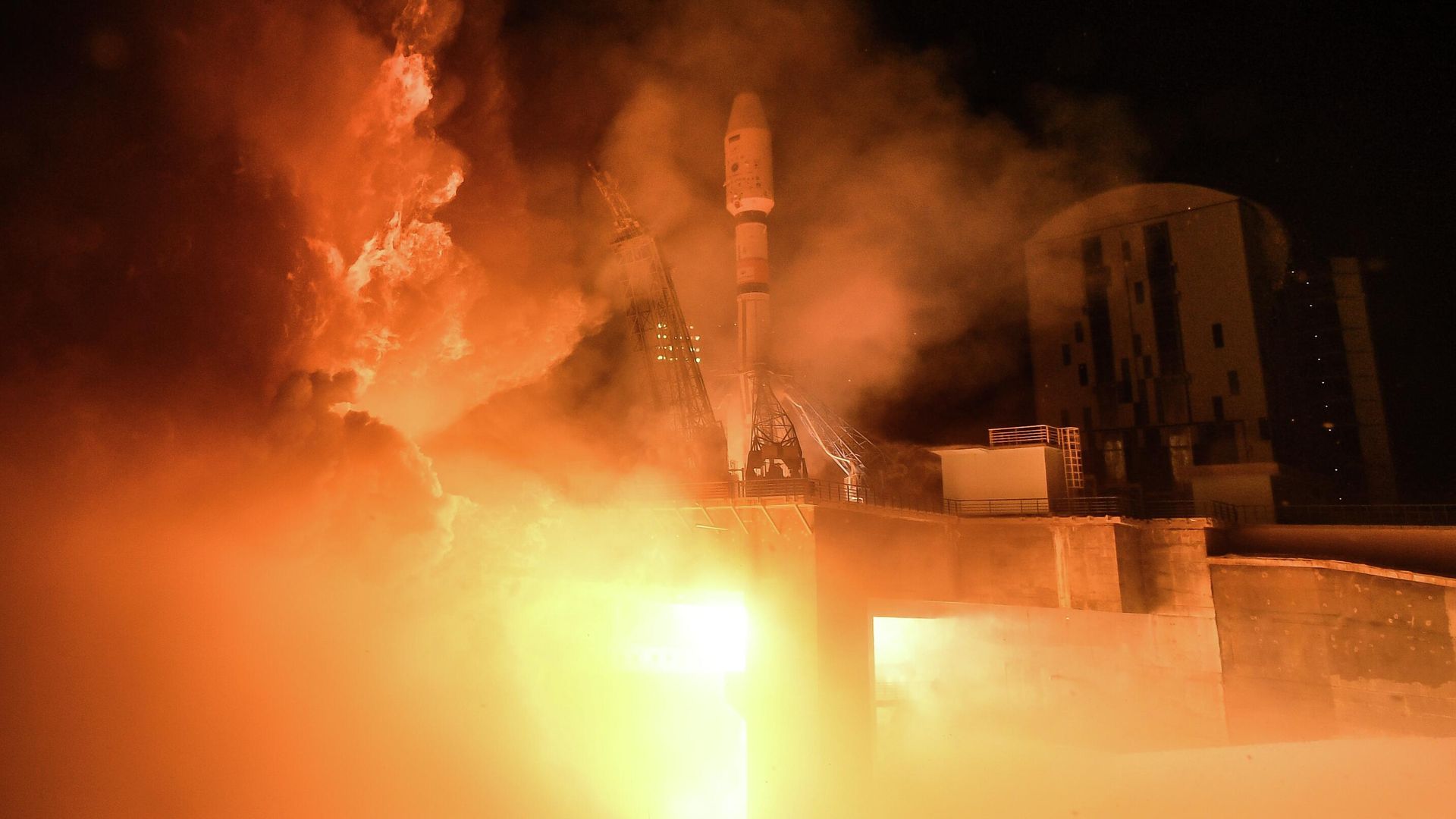 Запуск ракеты-носителя Союз-2.1б с двумя малыми спутниками дистанционного зондирования Земли Аист-2Т с космодрома Восточный - РИА Новости, 1920, 28.12.2025