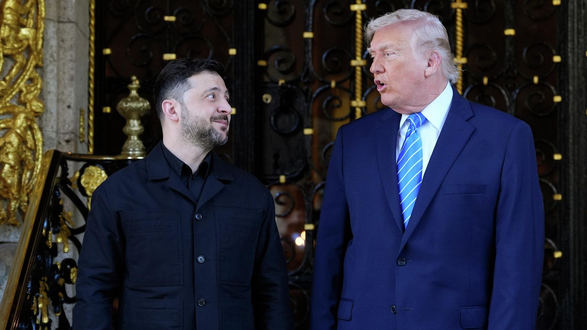 Дональд Трамп и Владимир Зеленский во время встречи в Мар-а-Лаго во Флориде - РИА Новости, 1920, 28.12.2025