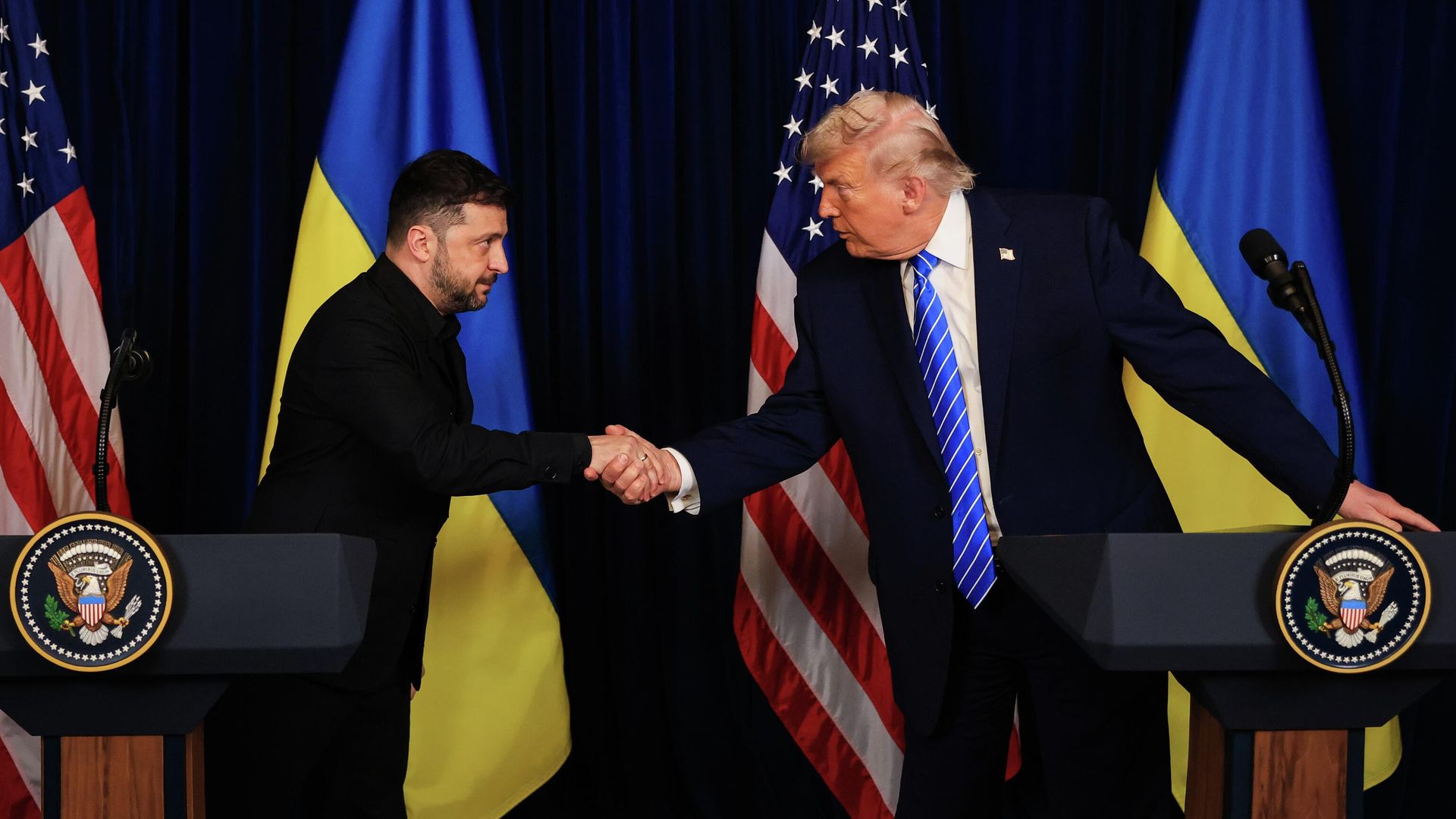 Дональд Трамп и Владимир Зеленский во время встречи в Мар-а-Лаго во Флориде. 29 декабря 2025 Дональд Трамп и Владимир Зеленский во время встречи в Мар-а-Лаго во Флориде. 29 декабря 2025 - РИА Новости, 1920, 29.12.2025