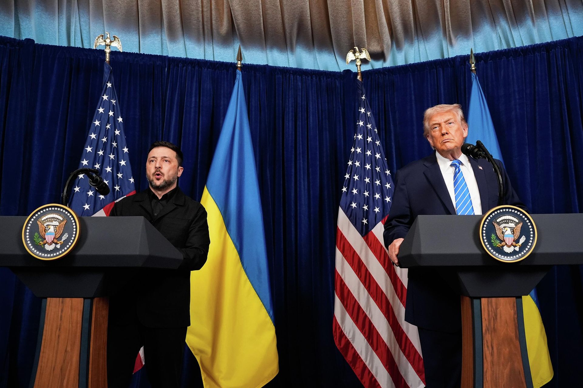 Дональд Трамп и Владимир Зеленский во время встречи в Мар-а-Лаго во Флориде Дональд Трамп и Владимир Зеленский во время встречи в Мар-а-Лаго во Флориде - РИА Новости, 1920, 30.12.2025
