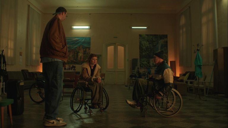 Кадр из сериала Встать на ноги