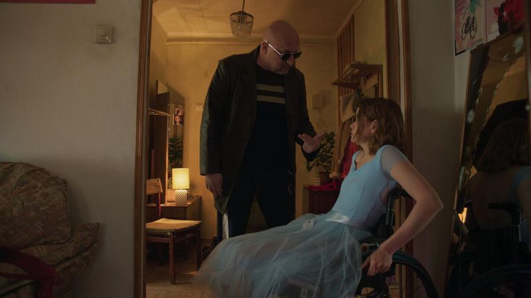 Кадр из сериала Встать на ноги