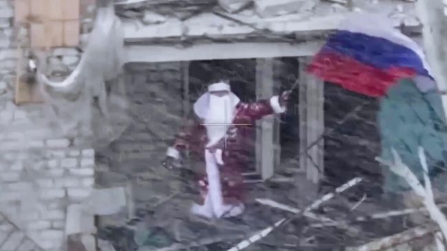 Военнослужащий 5-й отдельной гвардейской мотострелковой бригады имени А.В. Захарченко 51-й гвардейской общевойсковой армии группировки войск Центр ВС РФ на одной из улиц в освобожденном Димитрове
