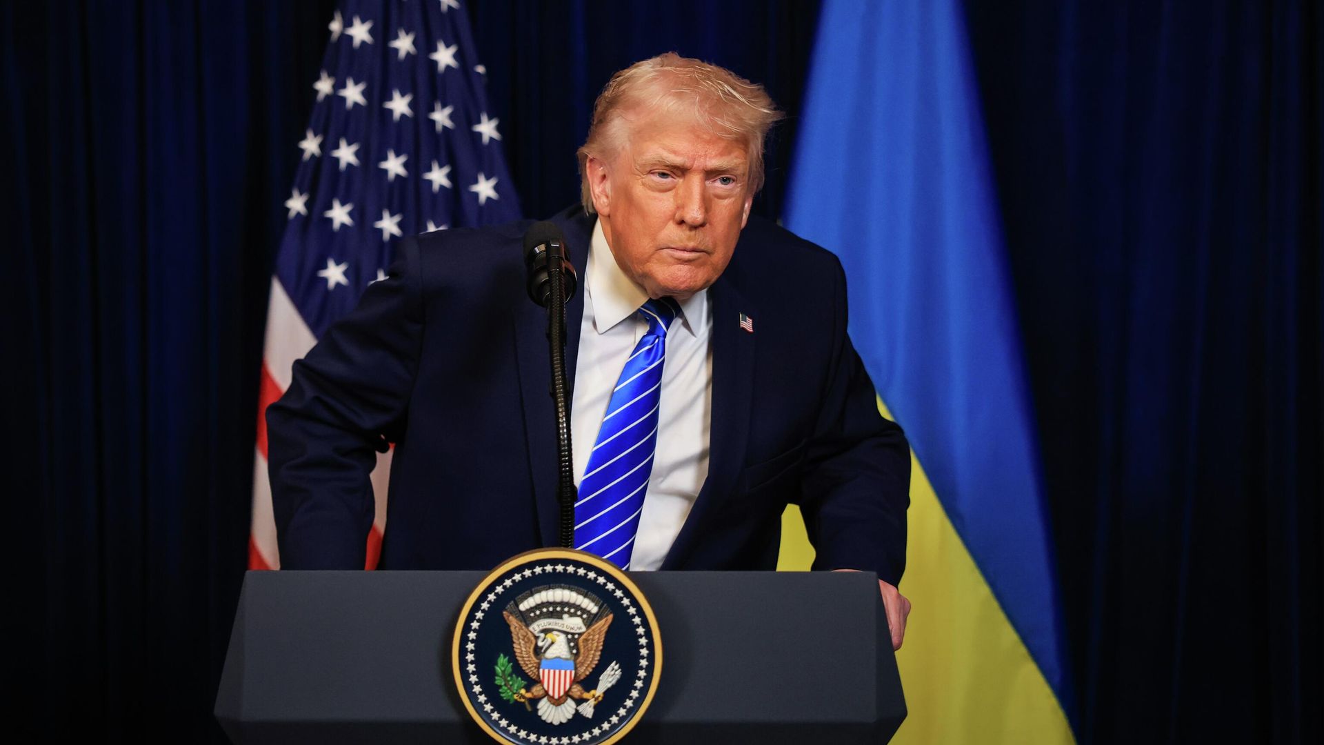 Президент США Дональд Трамп во время пресс-конференции по итогам встречи с Владимиром Зеленским в Мар-а-Лаго во Флориде. 28 декабря 2025 Президент США Дональд Трамп во время пресс-конференции по итогам встречи с Владимиром Зеленским в Мар-а-Лаго во Флориде. 28 декабря 2025 - РИА Новости, 1920, 29.12.2025