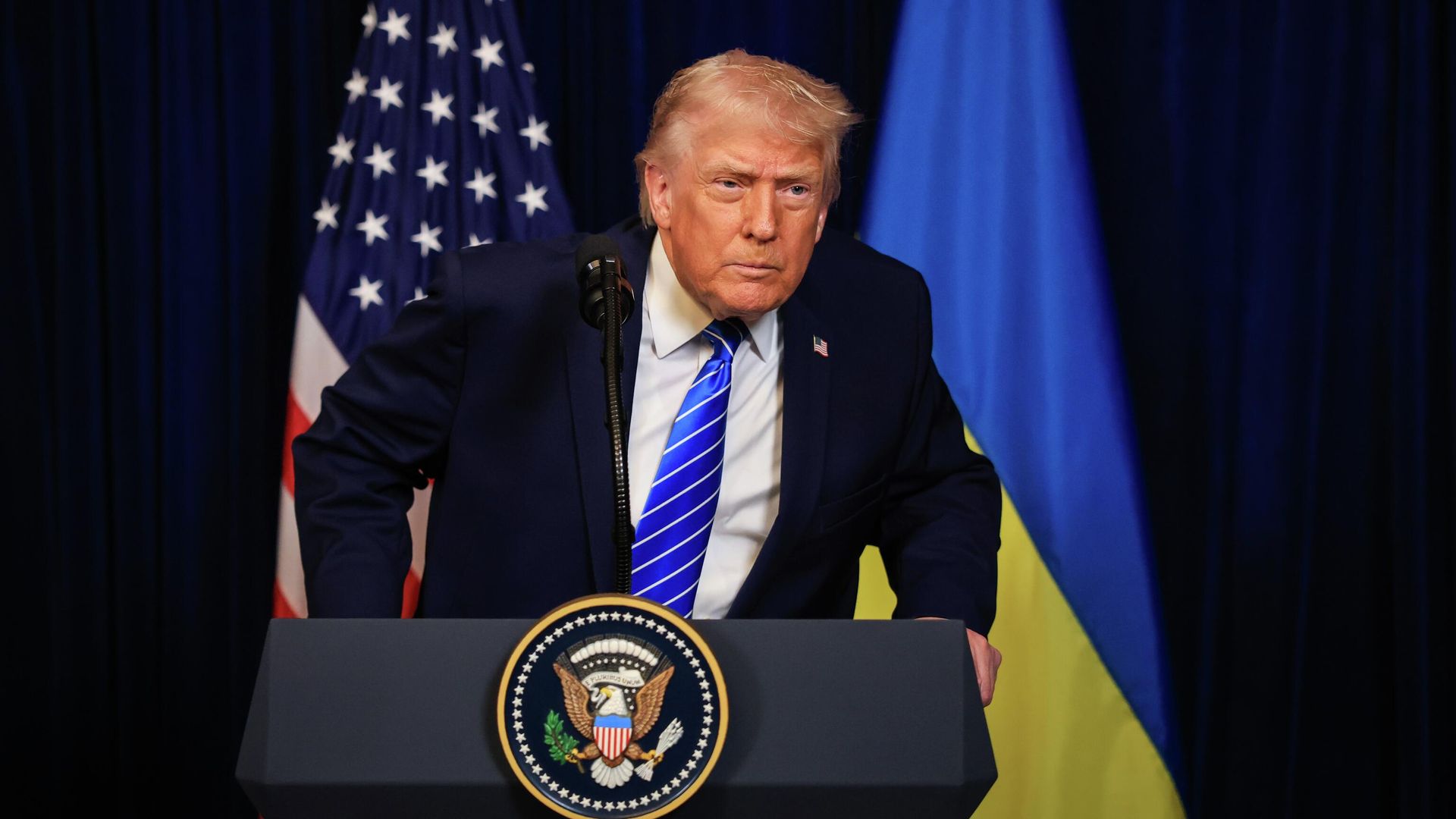 Президент США Дональд Трамп во время пресс-конференции по итогам встречи с Владимиром Зеленским в Мар-а-Лаго во Флориде. 28 декабря 2025 Президент США Дональд Трамп во время пресс-конференции по итогам встречи с Владимиром Зеленским в Мар-а-Лаго во Флориде. 28 декабря 2025 - РИА Новости, 1920, 29.12.2025