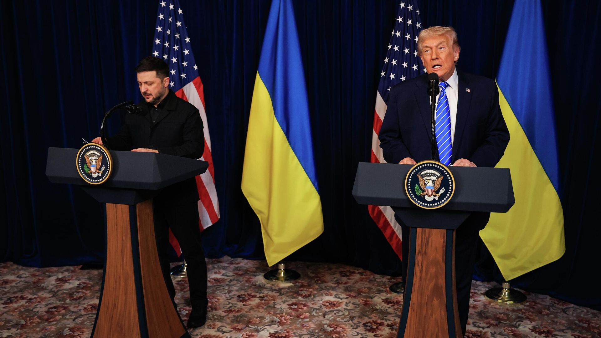 Президент США Дональд Трамп и Владимир Зеленский во время пресс-конференции по итогам встречи в Мар-а-Лаго во Флориде - РИА Новости, 1920, 29.12.2025