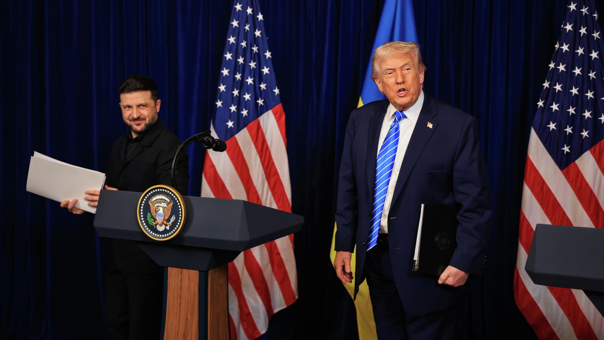 Президент США Дональд Трамп и Владимир Зеленский во время пресс-конференции по итогам встречи в Мар-а-Лаго во Флориде. 28 декабря 2025 - РИА Новости, 1920, 29.12.2025