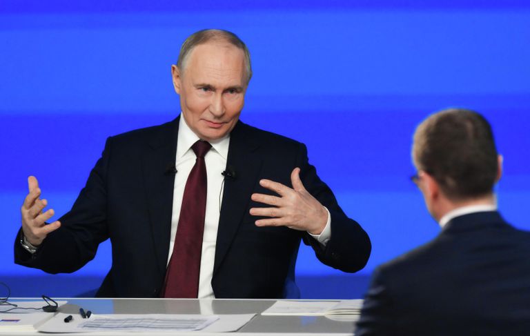  Президент России Владимир Путин отвечает на вопросы во время специальной программы Итоги года в Москве 