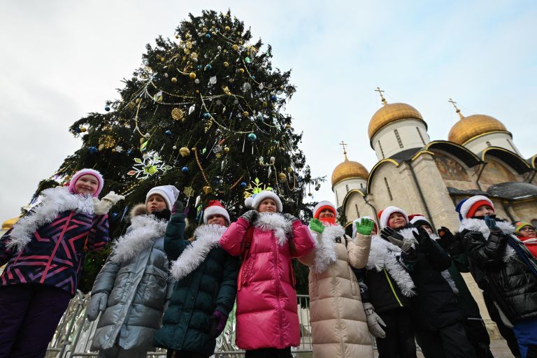 Дети у главной новогодней елки страны на Соборной площади Московского Кремля