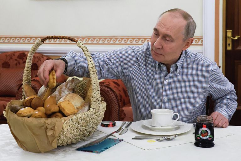 Президент России Владимир Путин получил выпечку из подмосковной пекарни Машенька