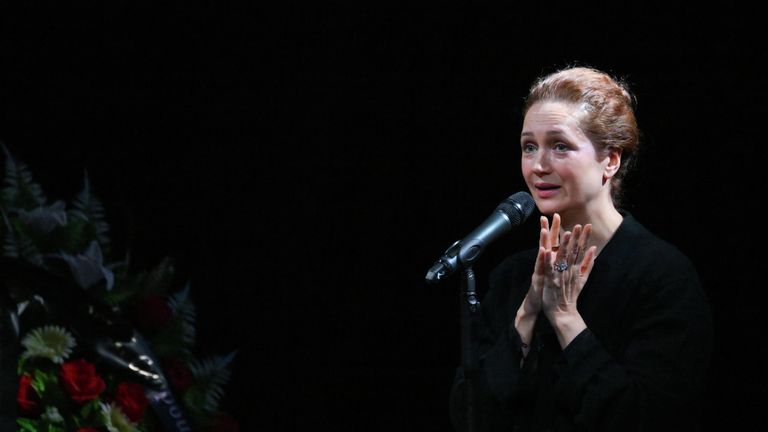 Актриса Виктория Исакова на церемонии прощания с народной артисткой РФ Верой Алентовой в Московском драматическом театре имени А.С. Пушкина Актриса Виктория Исакова на церемонии прощания с народной артисткой РФ Верой Алентовой в Московском драматическом театре имени А.С. Пушкина