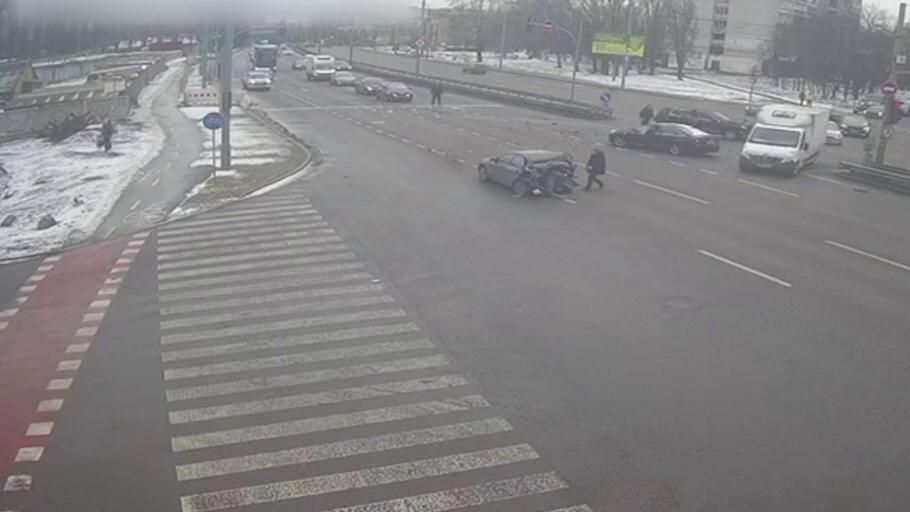 ДТП на перекрестке улиц Академика Заболотного и Ивана Сирко в Киеве - РИА Новости, 1920, 29.12.2025