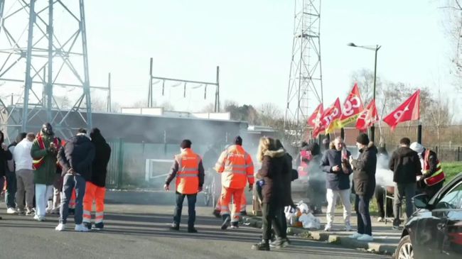 Мусорщики компании Deverra перекрыли доступ на территорию своего предприятия в городе Лилль