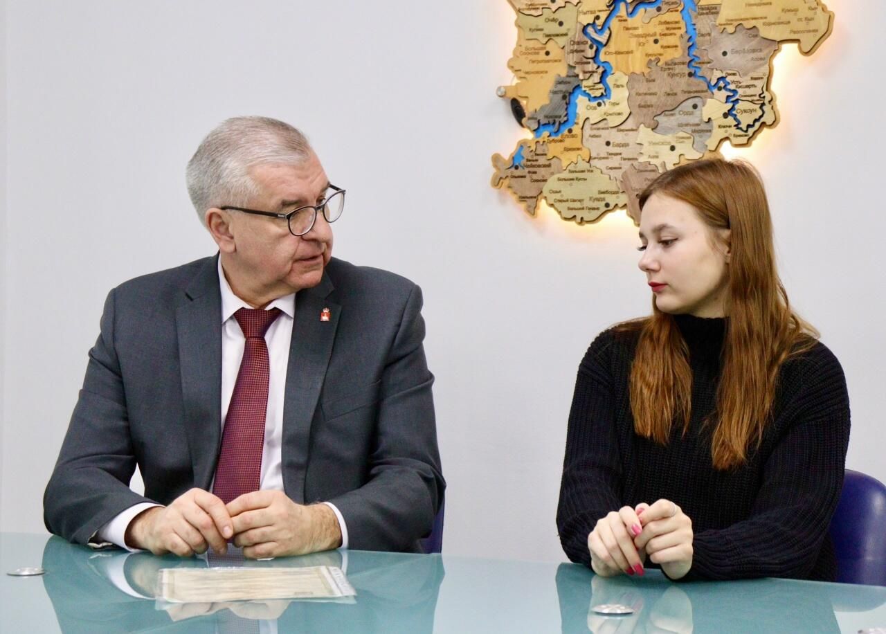 Ангелина на приеме у уполномоченного по правам человека в Пермском крае Игоря Сапко  - РИА Новости, 1920, 30.12.2025