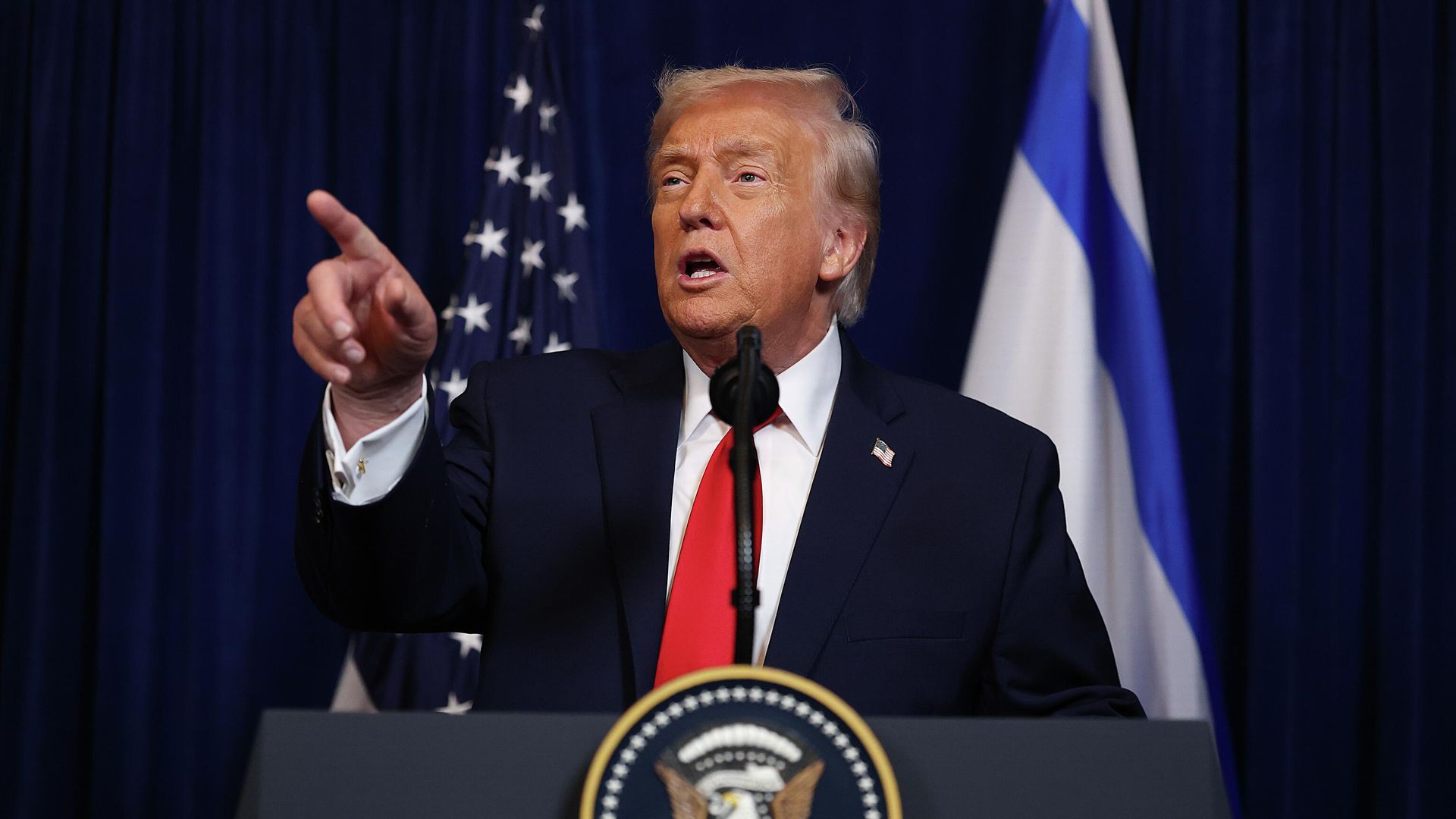 Президент США Дональд Трамп на встрече с премьером Израиля Биньямином Нетаньяху в Мар-а-Лаго - РИА Новости, 1920, 29.12.2025