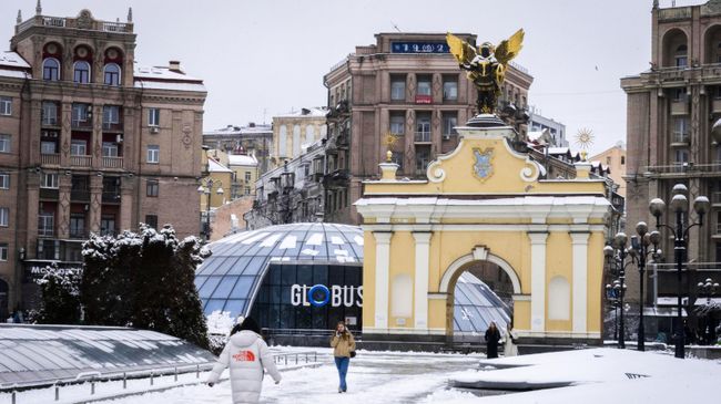 Люди в районе площади Независимости в центре Киева
