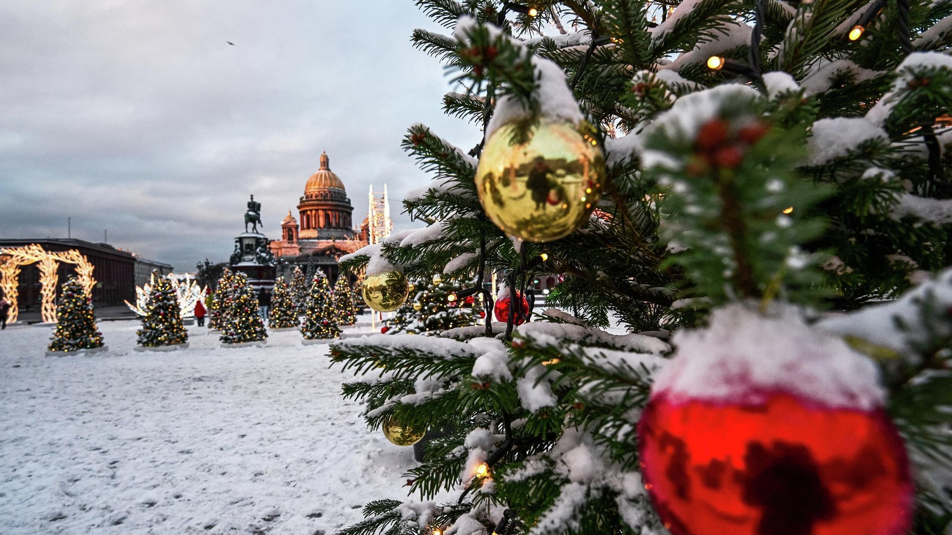 Новогодняя иллюминация на Исаакиевской площади в Санкт-Петербурге Новогодняя иллюминация на Исаакиевской площади в Санкт-Петербурге - РИА Новости, 1920, 12.07.2026