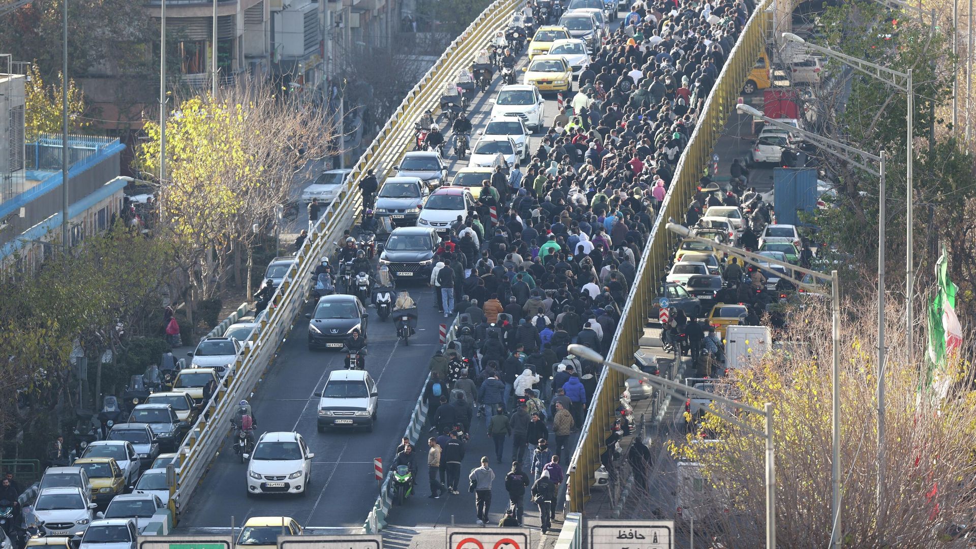 Протест из-за девальвации иранского риала в центре Тегерана Протест из-за девальвации иранского риала в центре Тегерана - РИА Новости, 1920, 06.01.2026