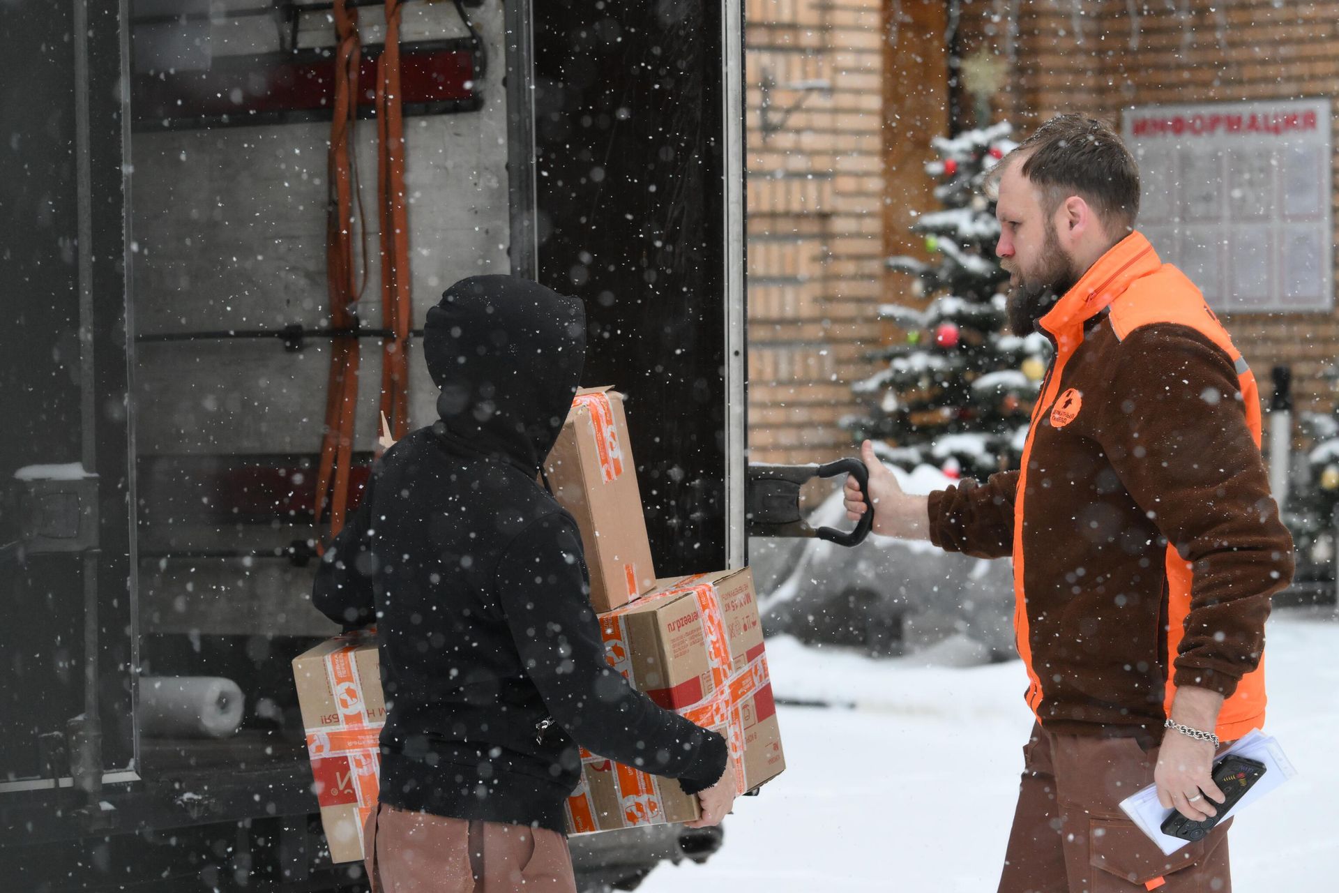 Курьеры у дома в Хамовническом районе Москвы, где находится квартира, которую певица Лариса Долина продала Полине Лурье Курьеры у дома в Хамовническом районе Москвы, где находится квартира, которую певица Лариса Долина продала Полине Лурье - РИА Новости, 1920, 13.01.2026