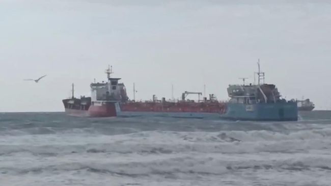 Два нефтяных танкера под флагами Турции и Азербайджана столкнулись в Мраморном море у берегов Стамбула