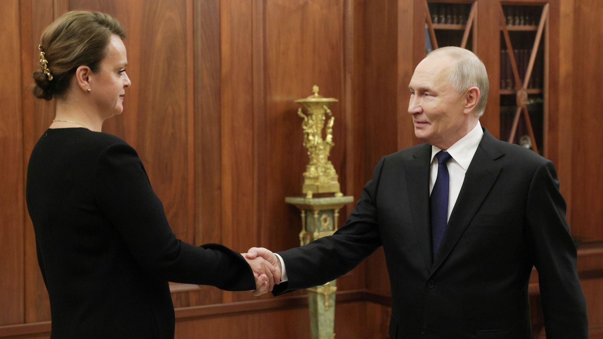 Владимир Путин и Анна Цивилева во время встречи Владимир Путин и Анна Цивилева во время встречи - РИА Новости, 1920, 30.12.2025