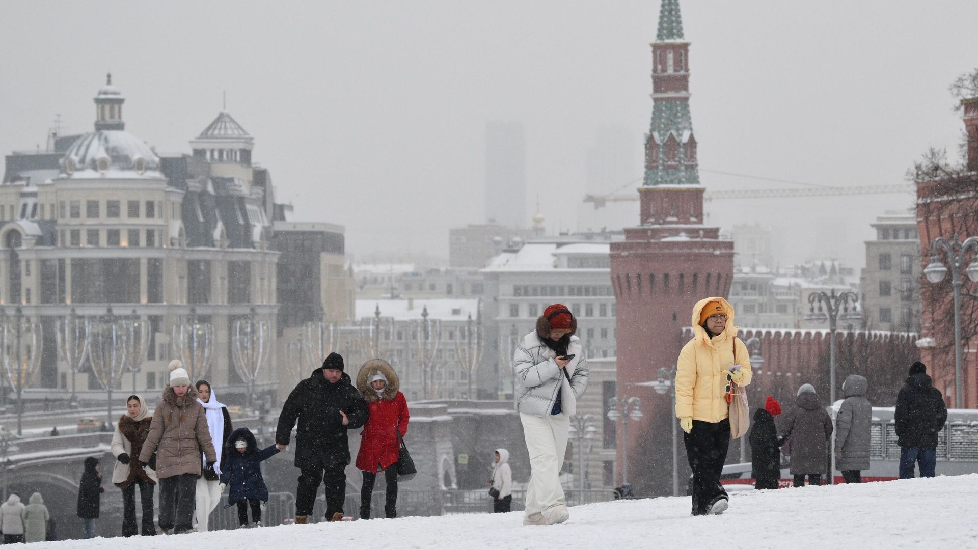 Люди на Красной площади в Москве Люди на Красной площади в Москве - РИА Новости, 1920, 31.12.2025