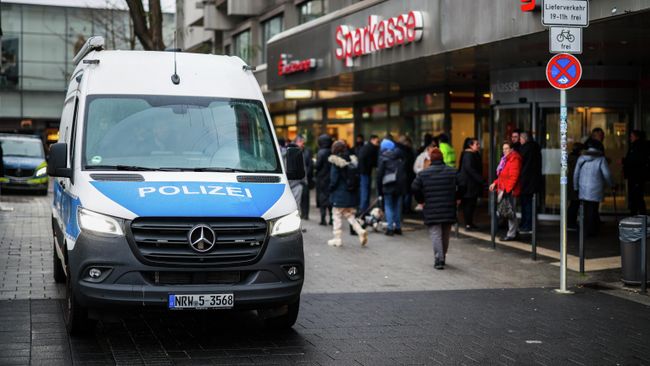 Полиция на месте ограбления хранилища банка Sparkasse в Гельзенкирхене на западе Германии. 30 декабря 2025
