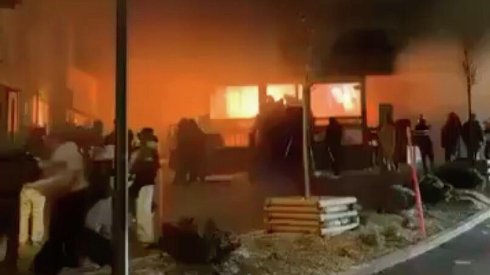 Пожар на месте взрыва в баре на горнолыжном курорте Кран-Монтана в Швейцарии Пожар на месте взрыва в баре на горнолыжном курорте Кран-Монтана в Швейцарии - РИА Новости, 1920, 01.01.2026