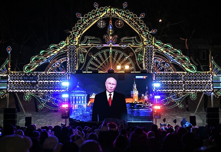 Горожане слушают новогоднее обращение президента РФ Владимира Путина на катке в парке Черное озеро в Казани Горожане слушают новогоднее обращение президента РФ Владимира Путина на катке в парке Черное озеро в Казани