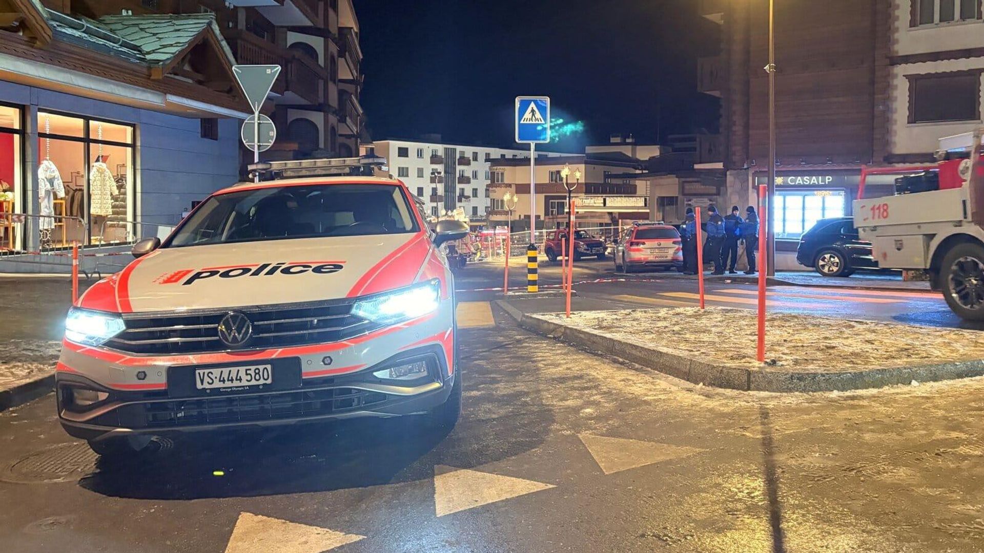 Полиция на месте взрыва в баре на горнолыжном курорте Кранс-Монтана, Швейцария. 1 января 2026 Полиция на месте взрыва в баре на горнолыжном курорте Кранс-Монтана, Швейцария. 1 января 2026 - РИА Новости, 1920, 01.01.2026
