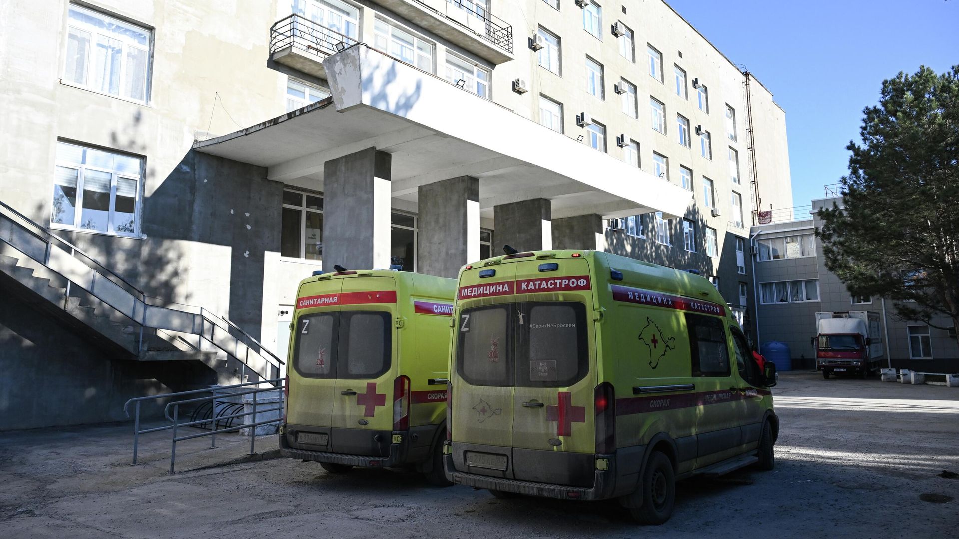 Кареты скорой медицинской помощи у центральной районной больницы Джанкоя, куда доставляют пострадавших после атаки БПЛА в Херсонской области - РИА Новости, 1920, 01.01.2026