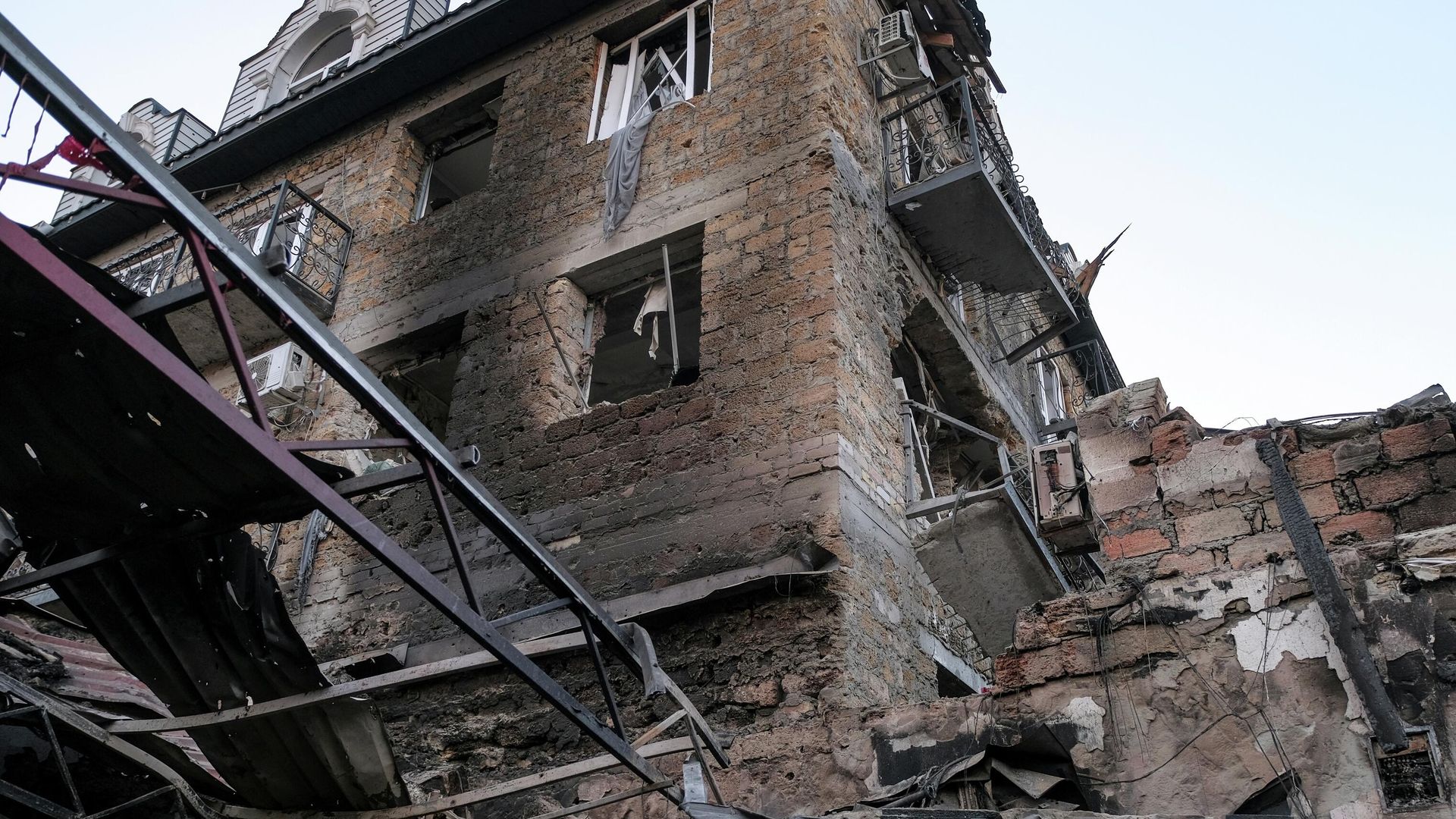 Последствия атаки БПЛА ВСУ на поселок Хорлы в Херсонской области - РИА Новости, 1920, 02.01.2026