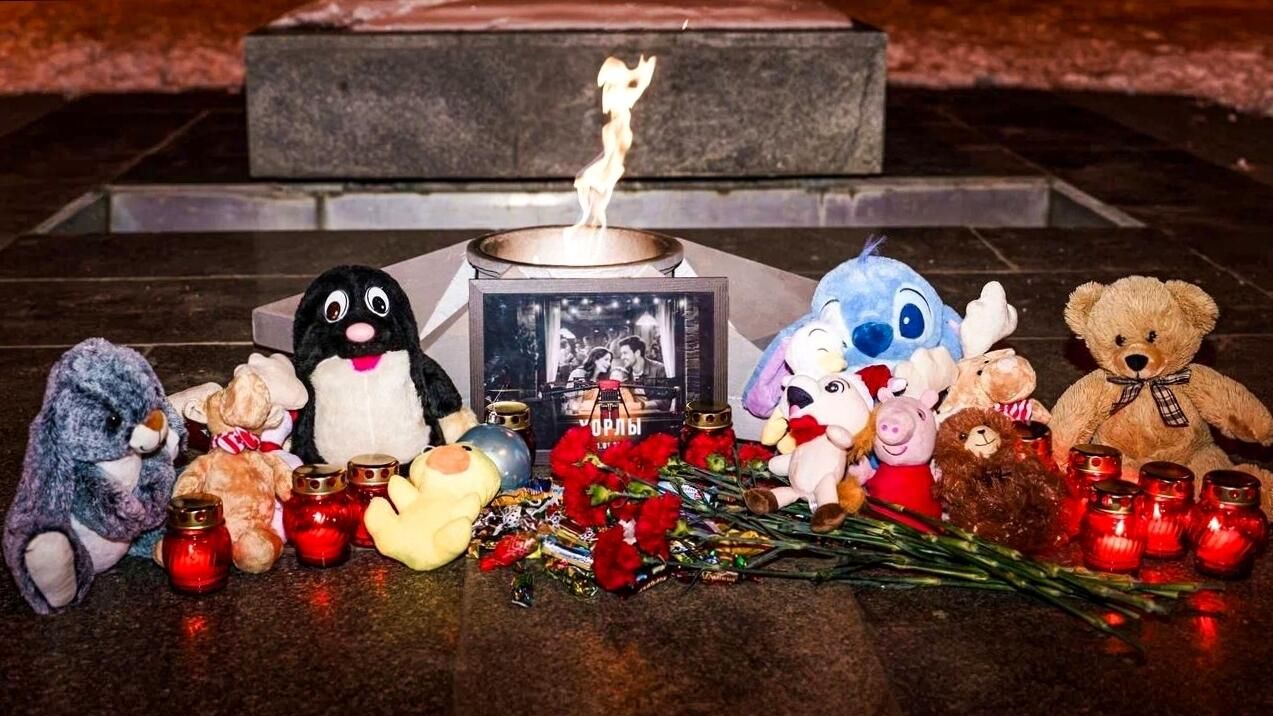 Стихийный мемориал, созданный в память о погибших при атаке БПЛА ВСУ на поселок Хорлы Херсонской области - РИА Новости, 1920, 02.01.2026