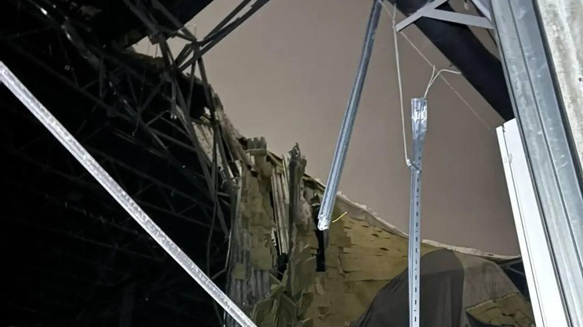 На месте обрушения кровли логистического хаба Wildberries в городе Юрге - РИА Новости, 1920, 02.01.2026