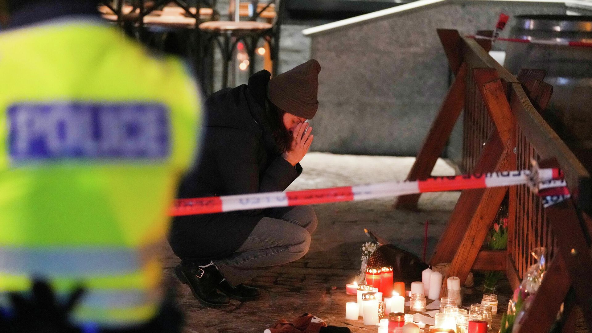 Стихийный мемориал на месте пожара в баре на швейцарском курорте Кран-Монтана - РИА Новости, 1920, 02.01.2026