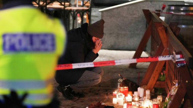 Стихийный мемориал на месте пожара в баре на швейцарском курорте Кран-Монтана
