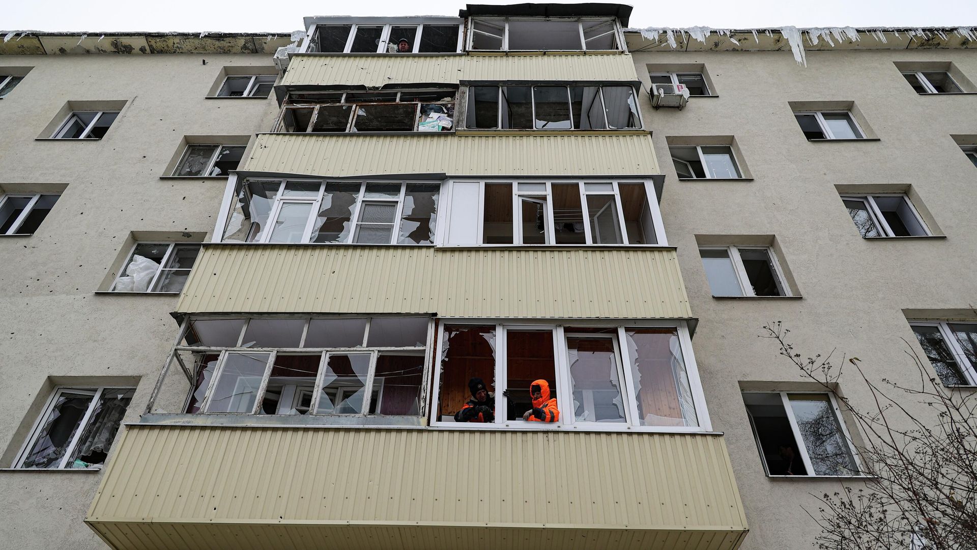 Выбитые стекла в жилом доме Белгорода в результате обстрела со стороны ВСУ Выбитые стекла в жилом доме Белгорода в результате обстрела со стороны ВСУ - РИА Новости, 1920, 02.01.2026