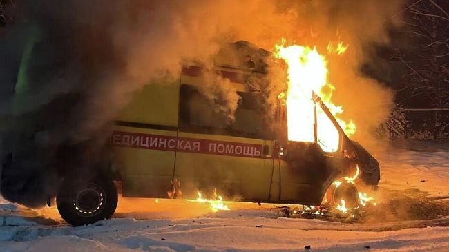 Машина скорой помощи загорелась на территории больницы в Карелии