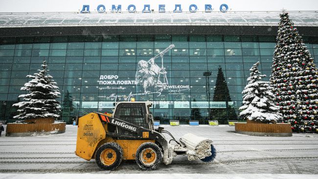 Уборка снега перед зданием аэропорта Домодедово