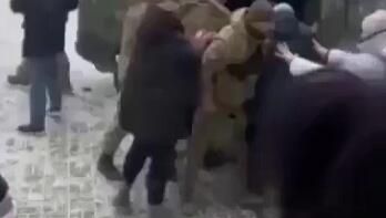 Сотрудник военкомата в городе Вишневое под Киевом толкнул беременную женщину, которая пыталась отбить от военных мужчину Сотрудник военкомата в городе Вишневое под Киевом толкнул беременную женщину, которая пыталась отбить от военных мужчину - РИА Новости, 1920, 02.01.2026