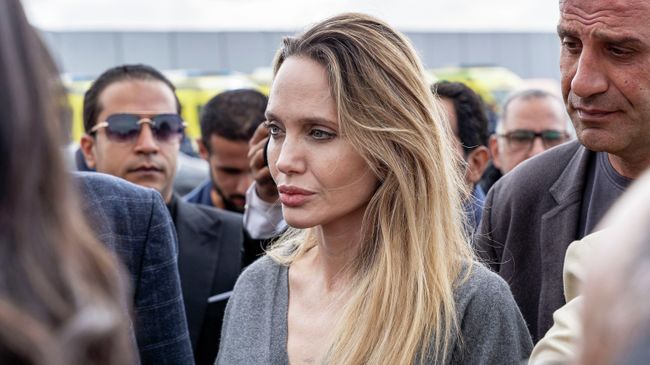 Анджелина Джоли во время посещения контрольно-пропускного пункта Рафах на границе Египта и сектора Газа
