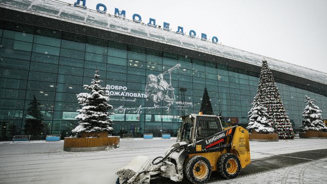 Уборка снега перед зданием аэропорта Домодедово