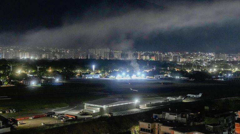 Дым на месте взрыва над аэропортом Ла-Карлота, Каракас Дым на месте взрыва над аэропортом Ла-Карлота, Каракас