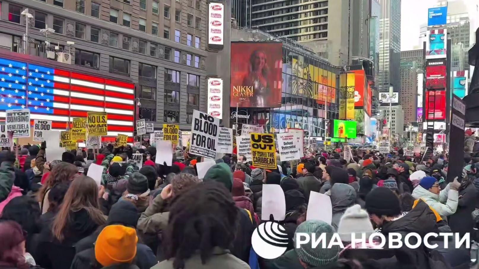 Жители Нью-Йорка вышли на протест против операции США в Венесуэле. Кадр видео Жители Нью-Йорка вышли на протест против операции США в Венесуэле. Кадр видео - РИА Новости, 1920, 03.01.2026
