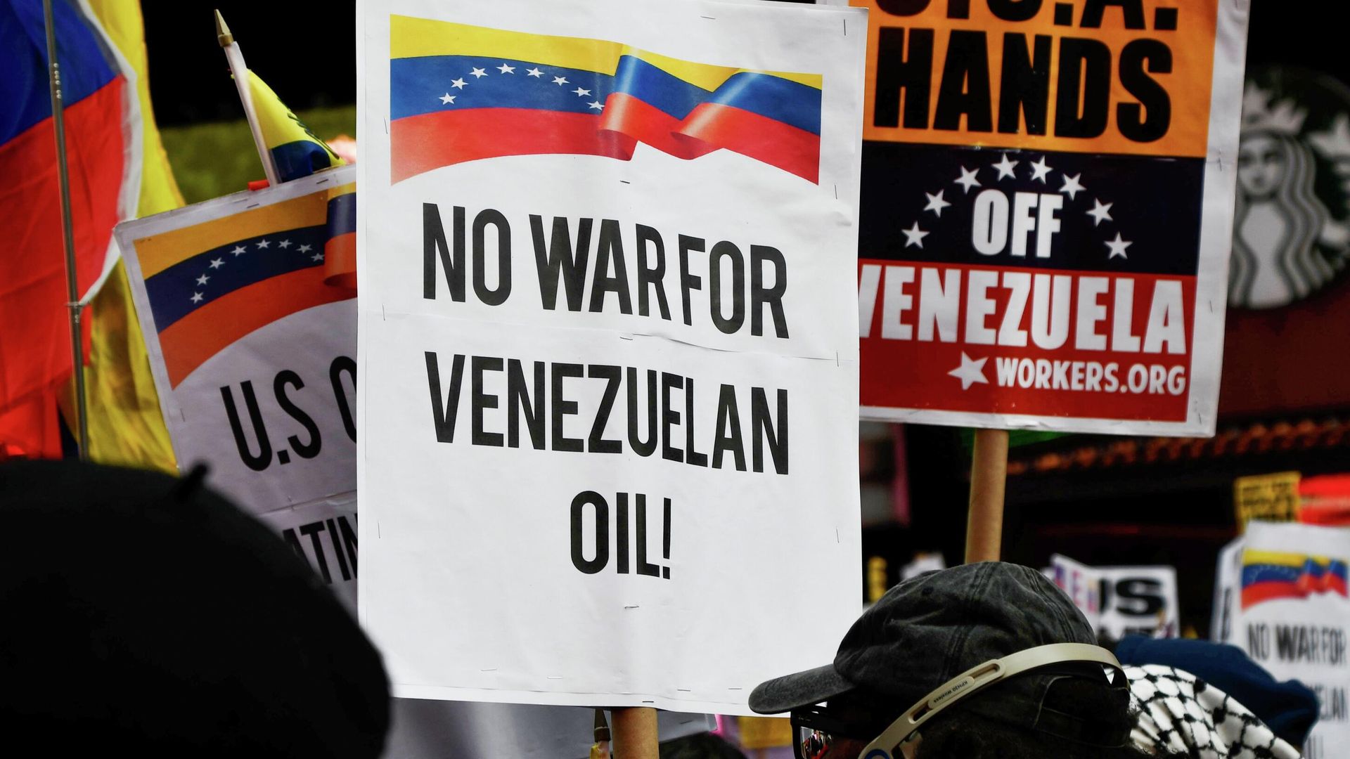 Участники митинга в Нью-Йорке против военной операции США в Венесуэле - РИА Новости, 1920, 09.01.2026