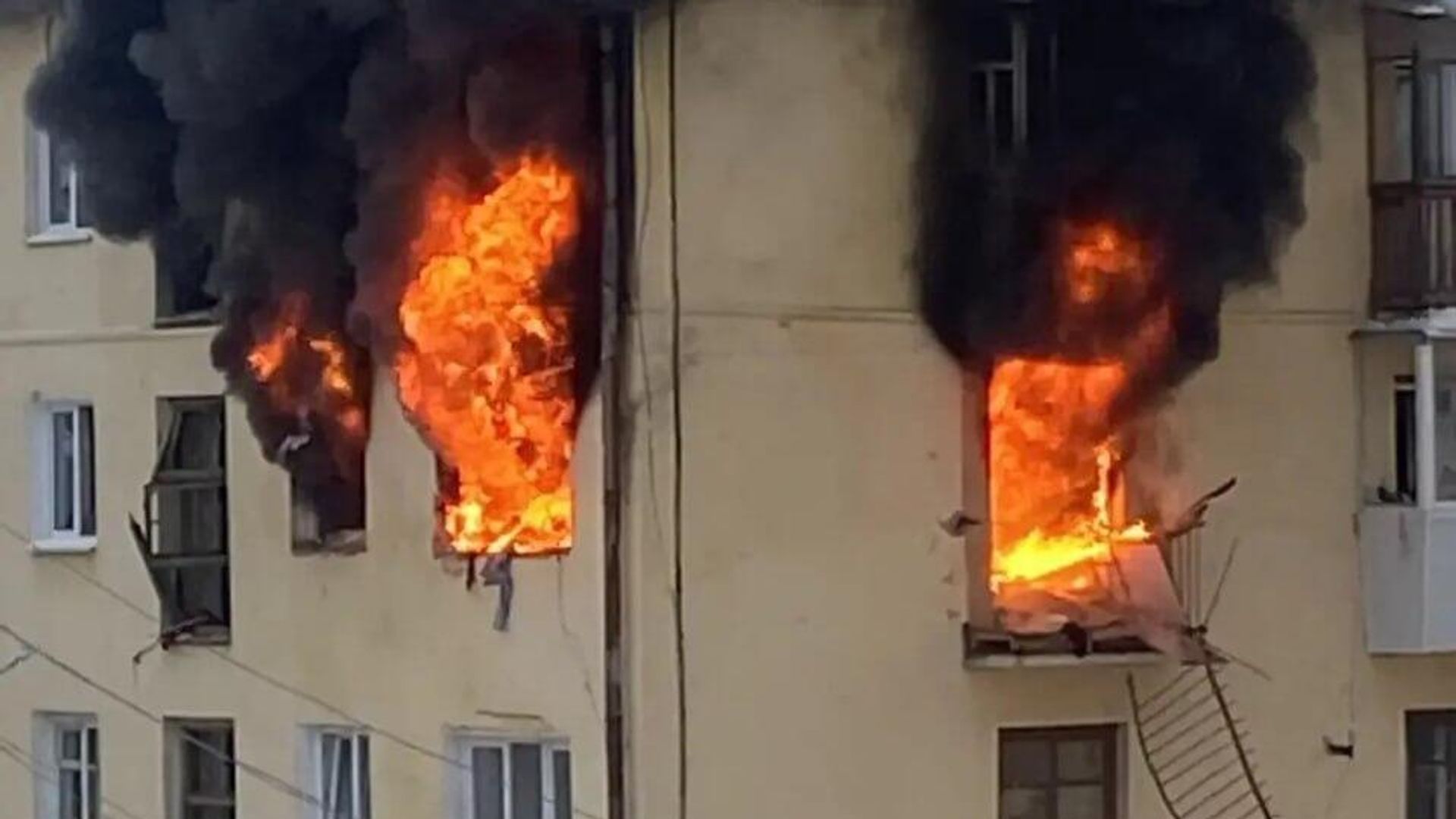 Пожар из-за взрыва газа в жилом доме в Первоуральске Пожар из-за взрыва газа в жилом доме в Первоуральске - РИА Новости, 1920, 04.01.2026