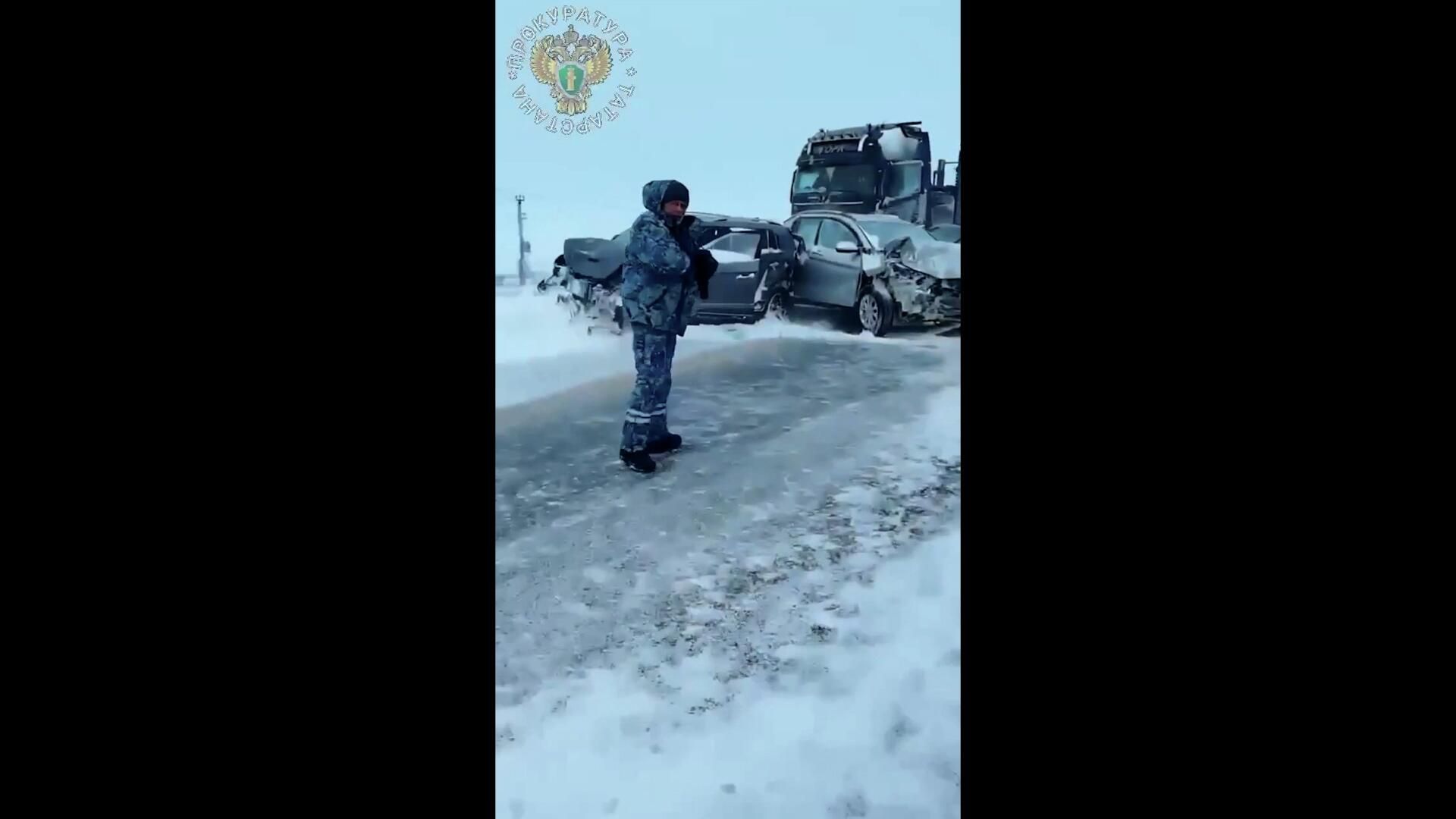 Аварии на дорогах: последствия метели в Татарстане Аварии на дорогах: последствия метели в Татарстане - РИА Новости, 1920, 04.01.2026