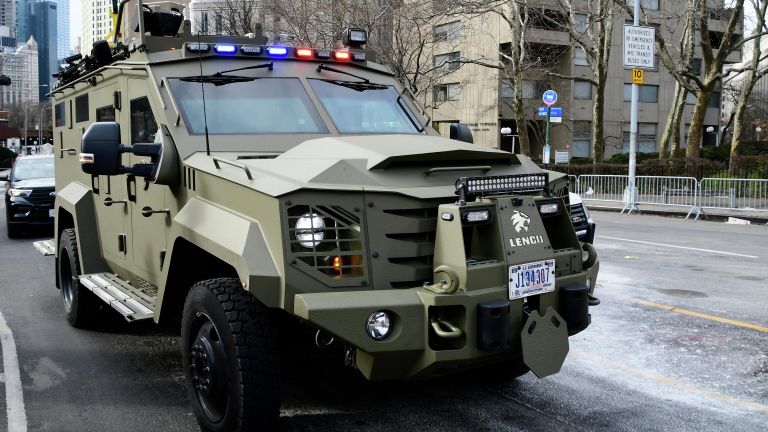 Бронированный автомобиль с похищенным США президентом Венесуэлы Николасом Мадуро уезжает после заседания суда в Нью-Йорке, где Мадуро было предъявлено обвинение американских властей Бронированный автомобиль с похищенным США президентом Венесуэлы Николасом Мадуро уезжает после заседания суда в Нью-Йорке, где Мадуро было предъявлено обвинение американских властей