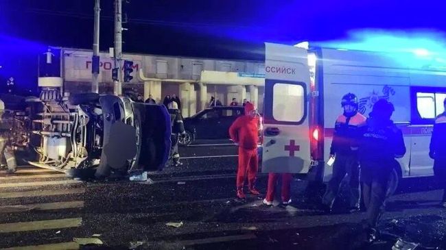 Последствия ДТП с микроавтобусом и цистерной в Новороссийске